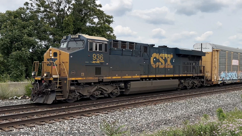 CSX 936 leads M215.